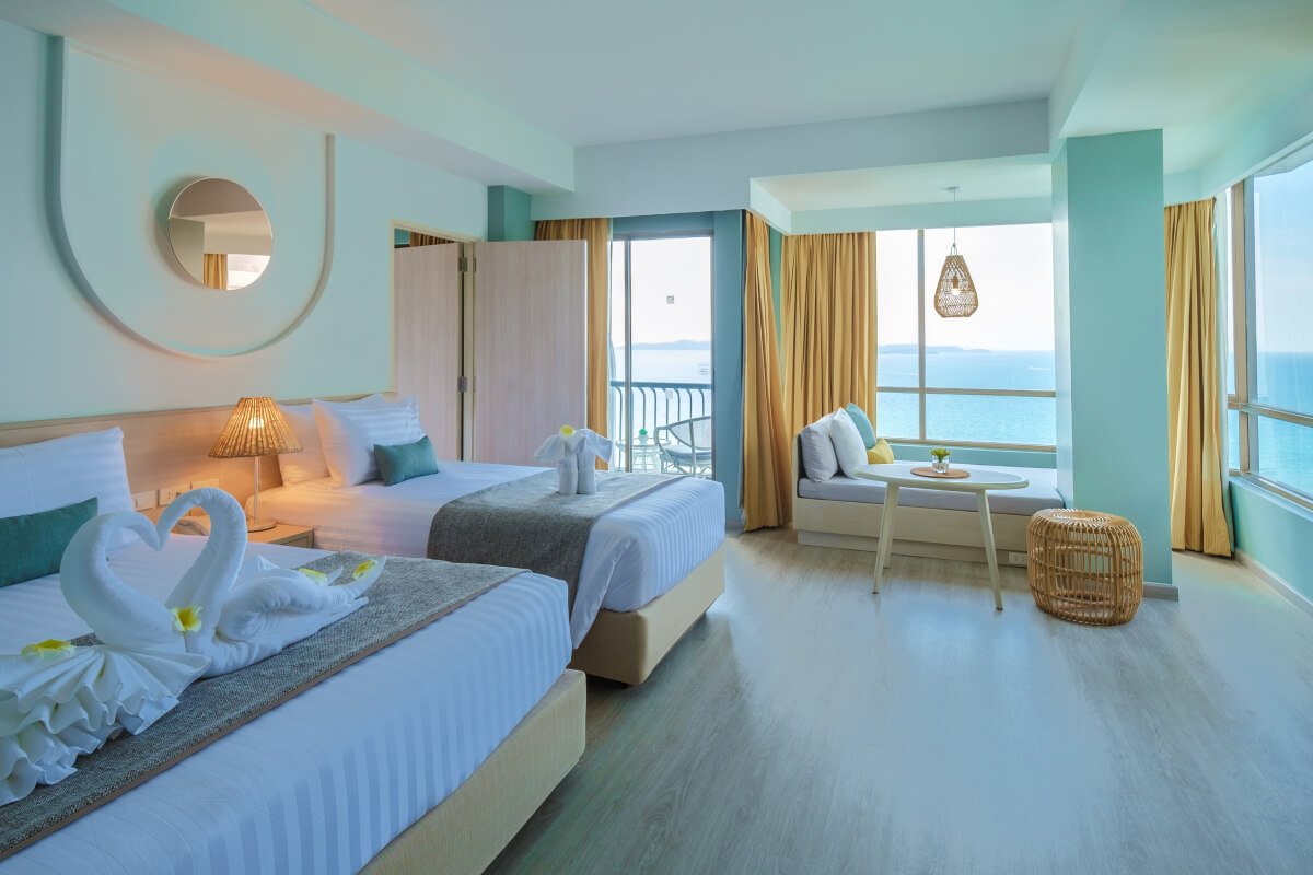 hotel-room-with-bright-fresh-colors-in-bali-style-4QU67XT.jpg